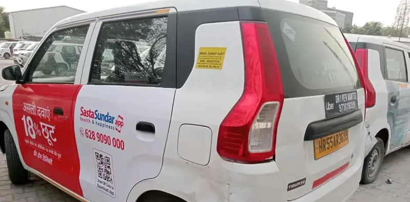 Rear view of a SastaSundar-wrapped cab, Delhi NCR